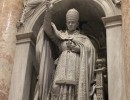 papststatue in der nische  853x1280  papststatue in der nische  853x1280