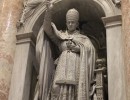 Papststatue in der Nische  853x1280 